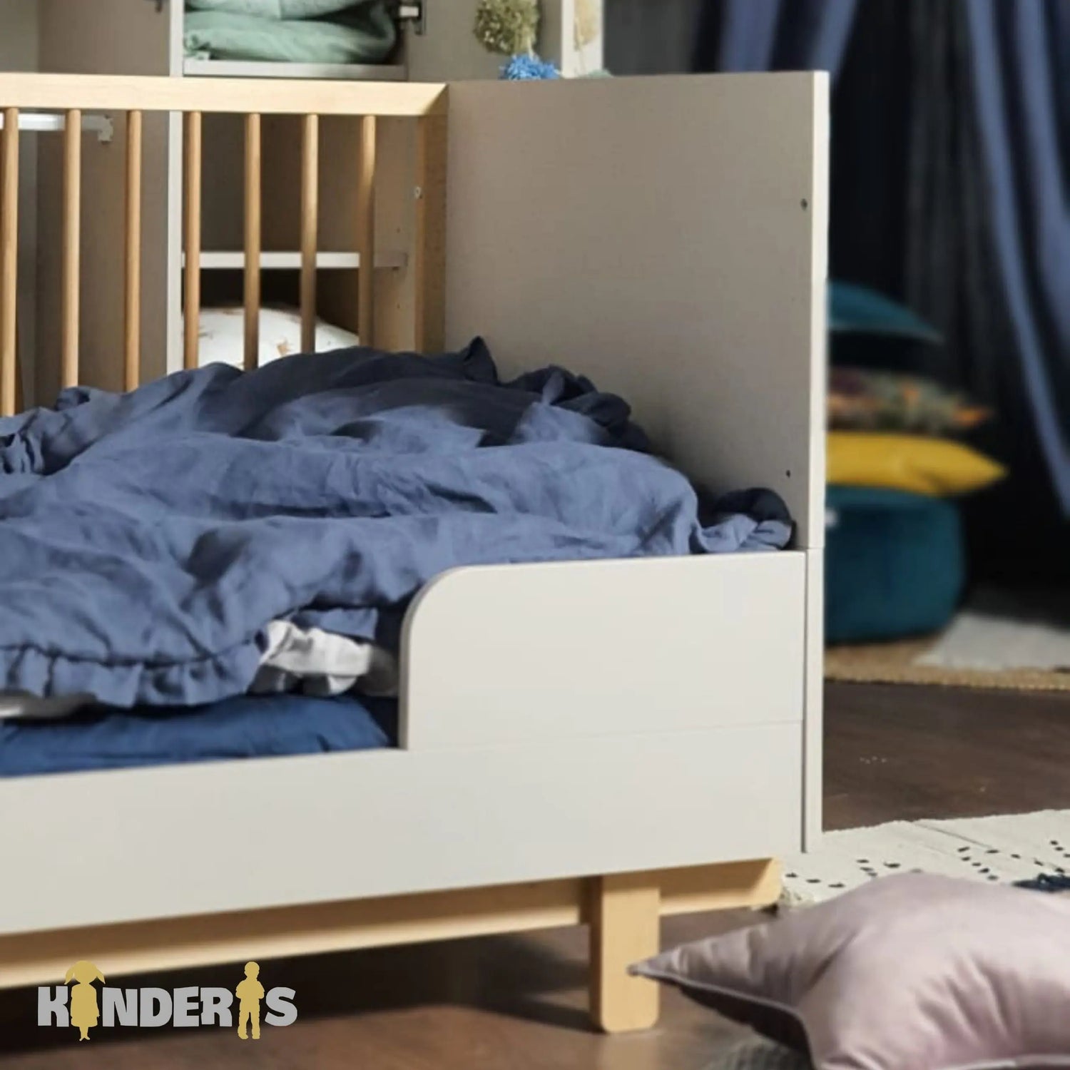 reguliuojama kudikio lovyte kuri yra pastatyta vaiko kambaryje 