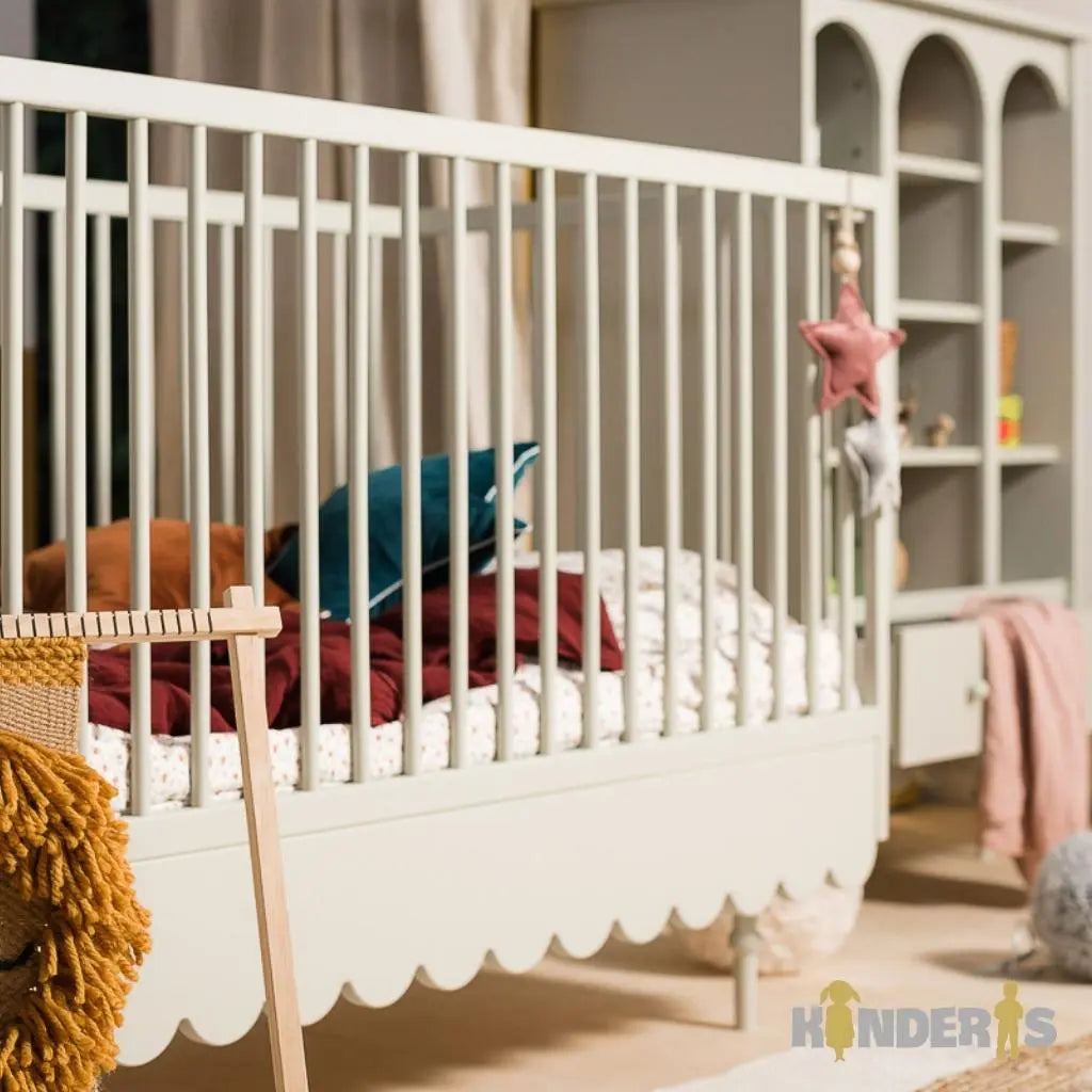 kudikio lovyte su papildomis apsauginemis sienelmis pastatyta vaiko kambaryje 