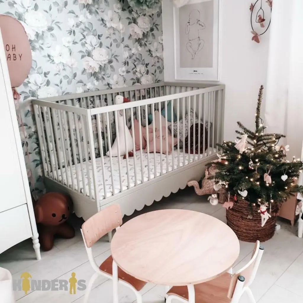 kudikio lovyte su papildomis apsauginemis sienelmis pastatyta vaiko kambaryje 