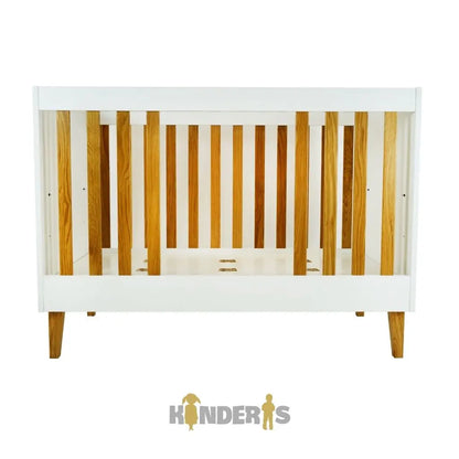 moderni balta kudikio lovyte pastatyta vaiko kambaryje 