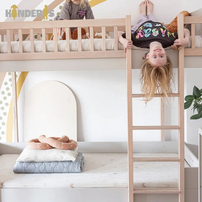 vaikiska dviaukste lova vaiko kambaryje 