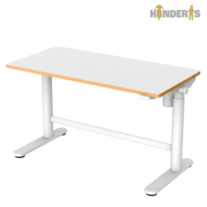 ergonomiškas stalas kuris yra vaiko kambaryje