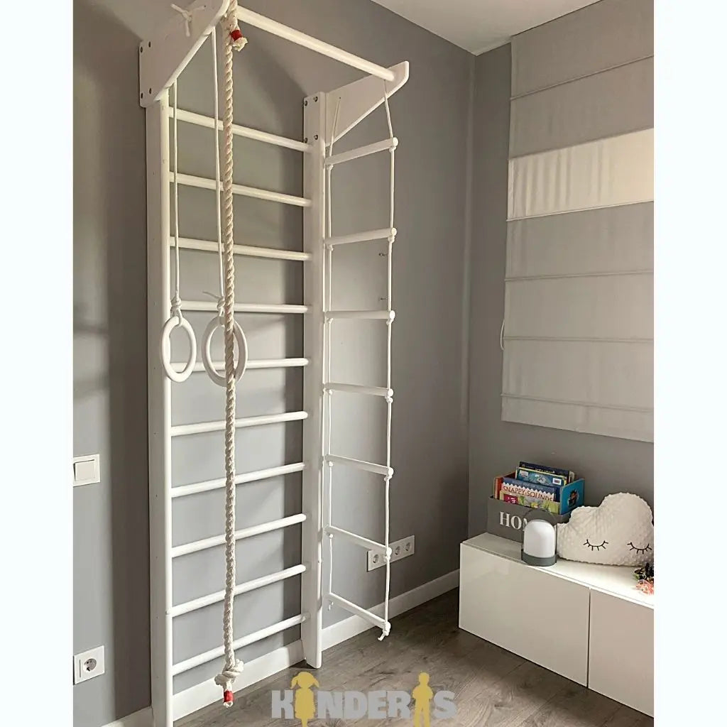 medine gimnastikos sienele ant kurios yra uzlipes vaikas