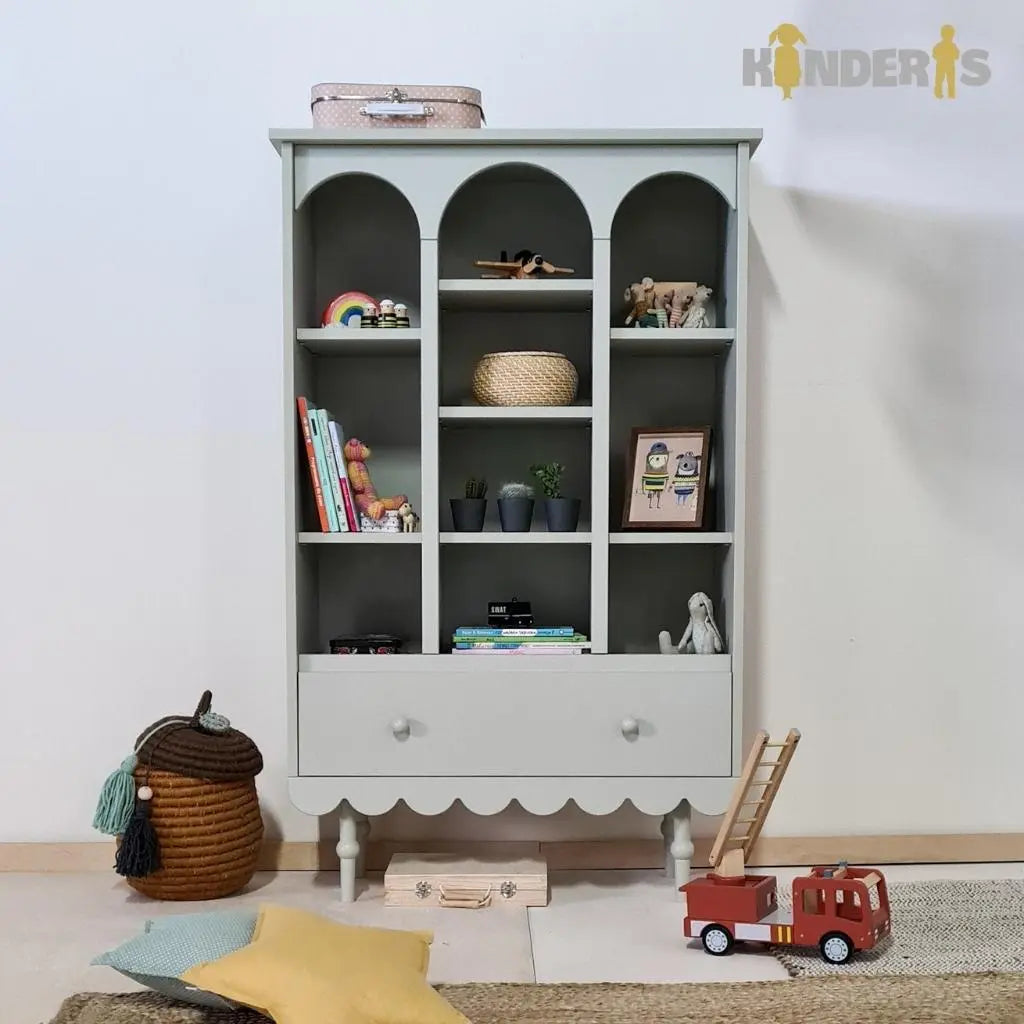 knygu ir zaislu lentyna su skirtingai stalcicais pastatyta vaiku kambaryje