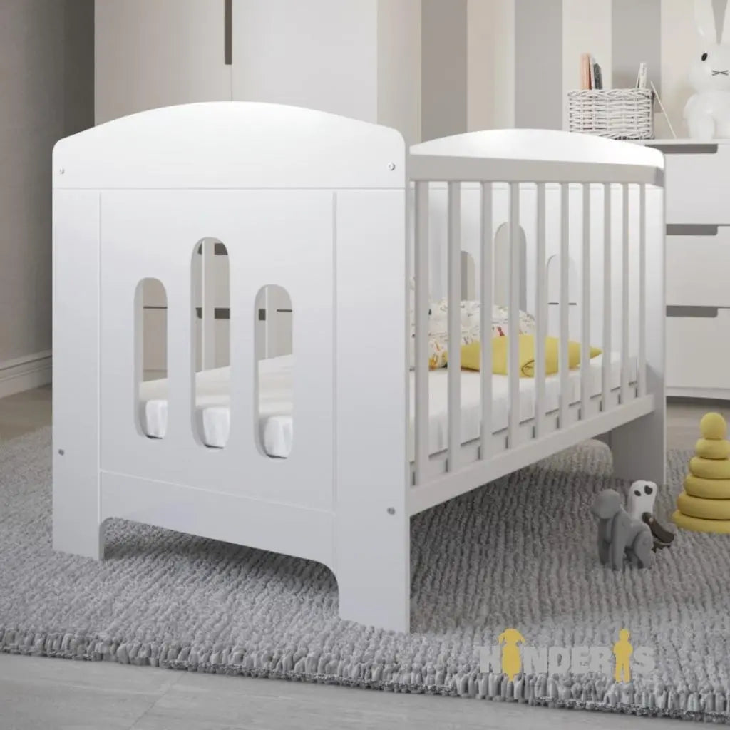 balta kudikio lovyte pastatyta vaiko kambaryje 