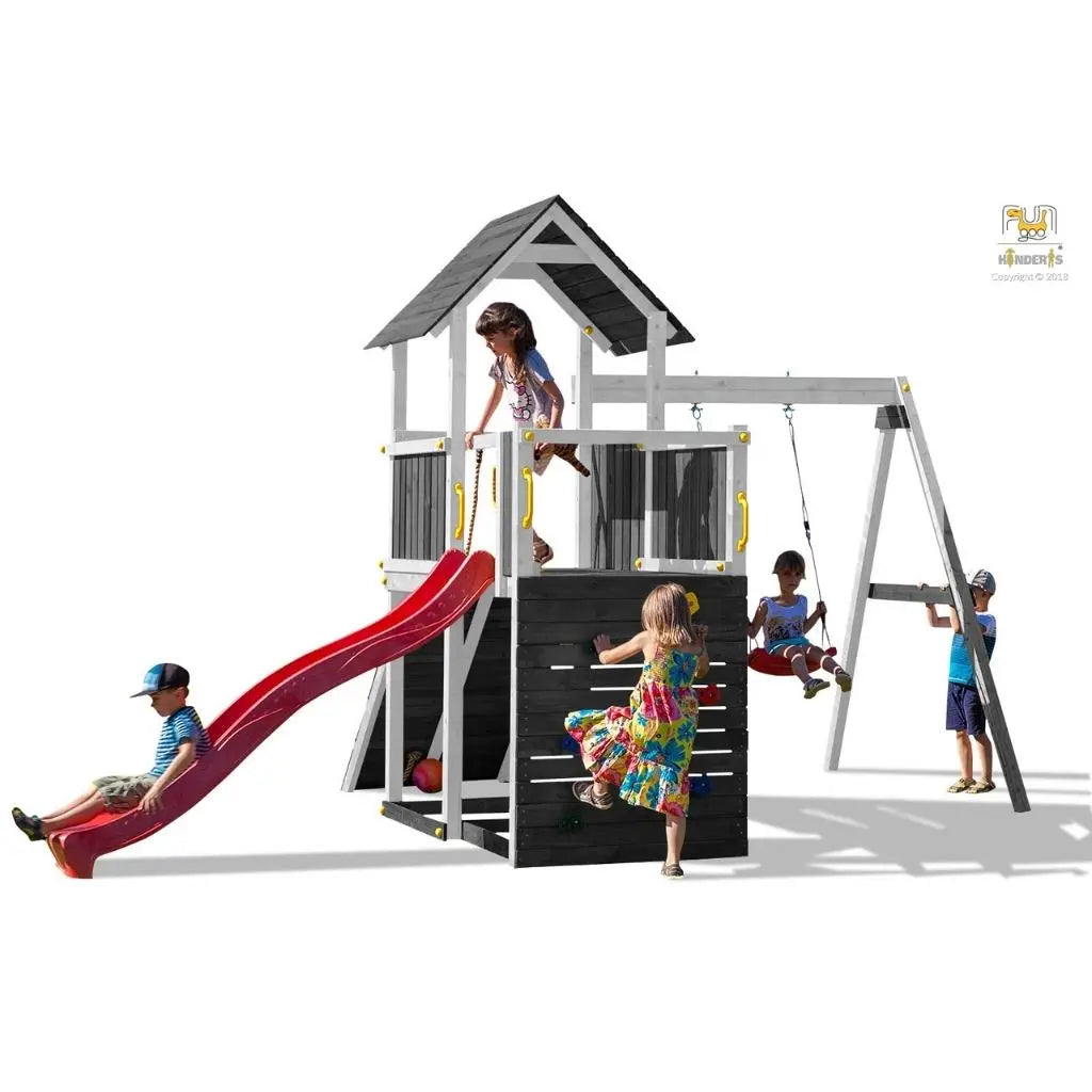 medine lauko zaidimu aikstele kuri yra pastatyta kieme