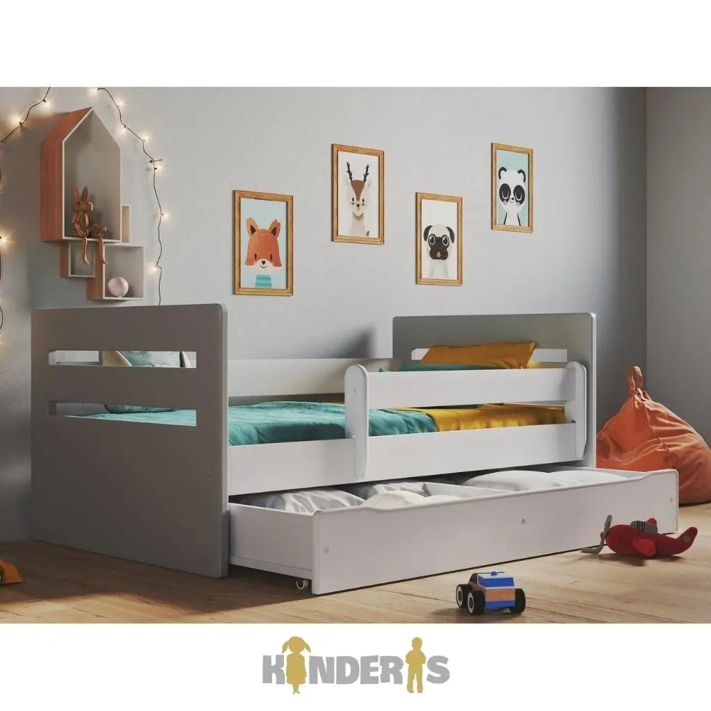 vaikiska lova su atskirais baldu komplektais pastatyta vaiku kambaryje 