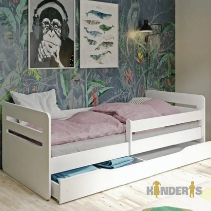 vaikiska lova su atskirais baldu komplektais pastatyta vaiku kambaryje 