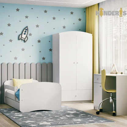 balta vaikiska lova pastatyta vaiku kambaryje 