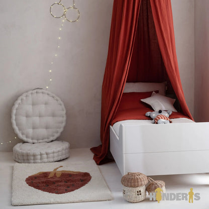 vaikiska balta lova pastatyta vaiku kambaryje