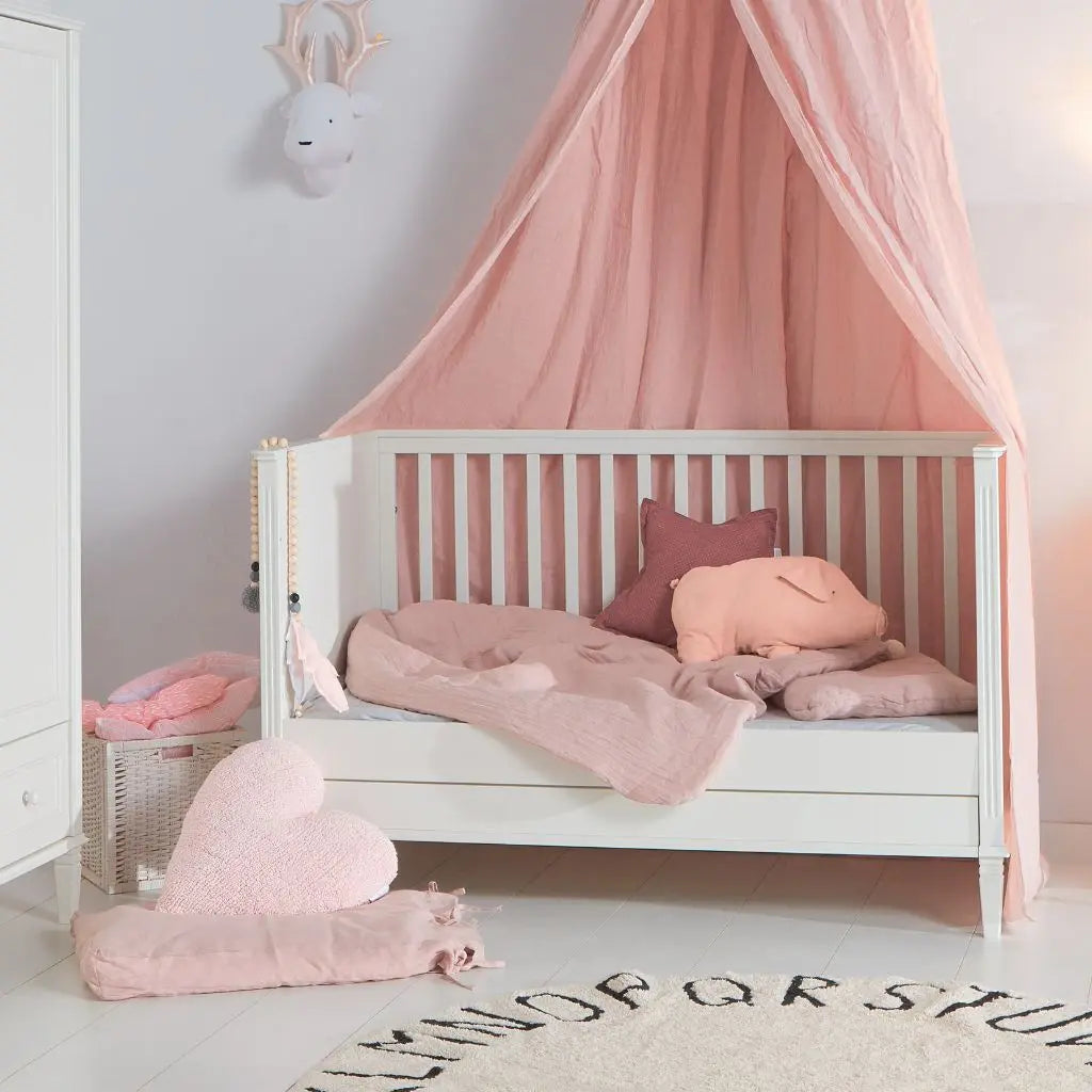 vaikiska reguliuojama lova pastatyta vaiko kambaryje