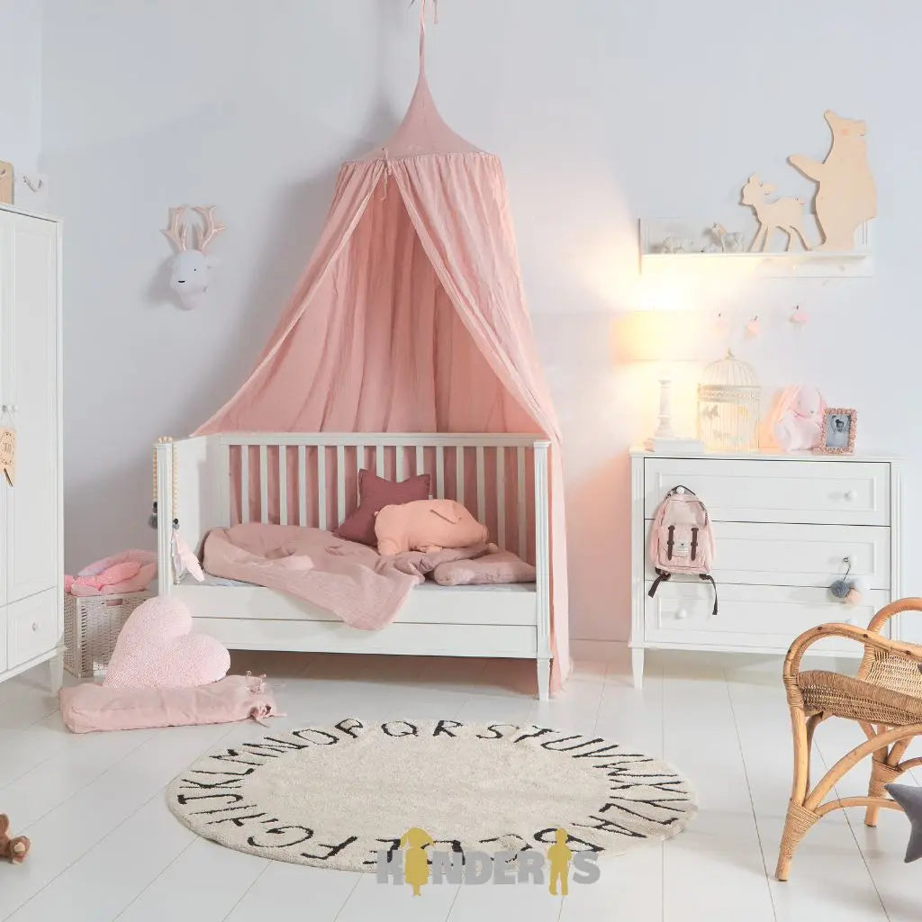 vaikiska reguliuojama lova pastatyta vaiko kambaryje