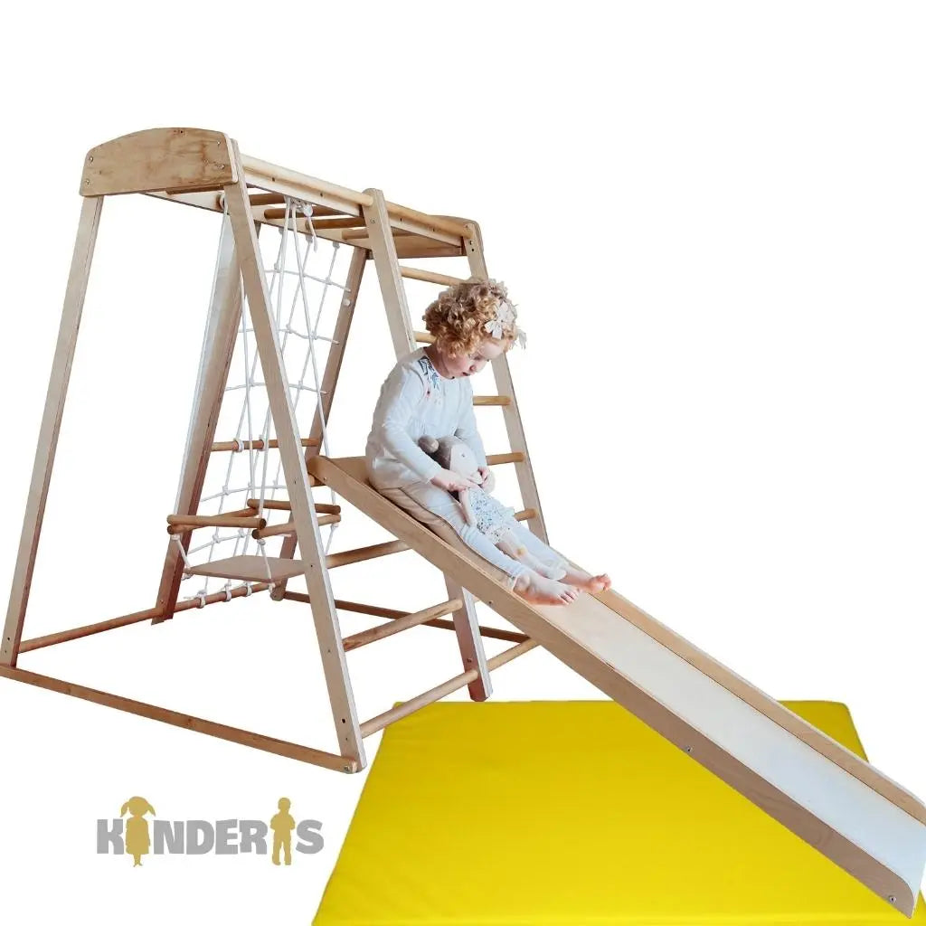 vaikas zaidziantis ant medines zaidimu aiksteles