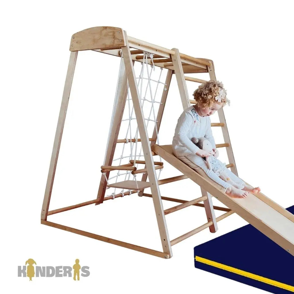 vaikai zaidziantys ant medines zaidimu aiksteles