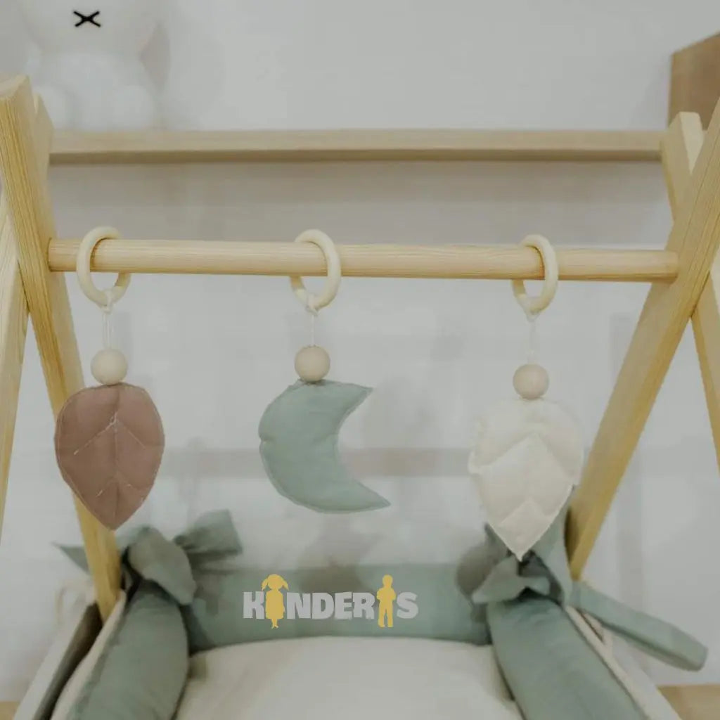 Medinis lavinamasis žaidimų stovas su pakabinamais žaislais vaiko kambaryje