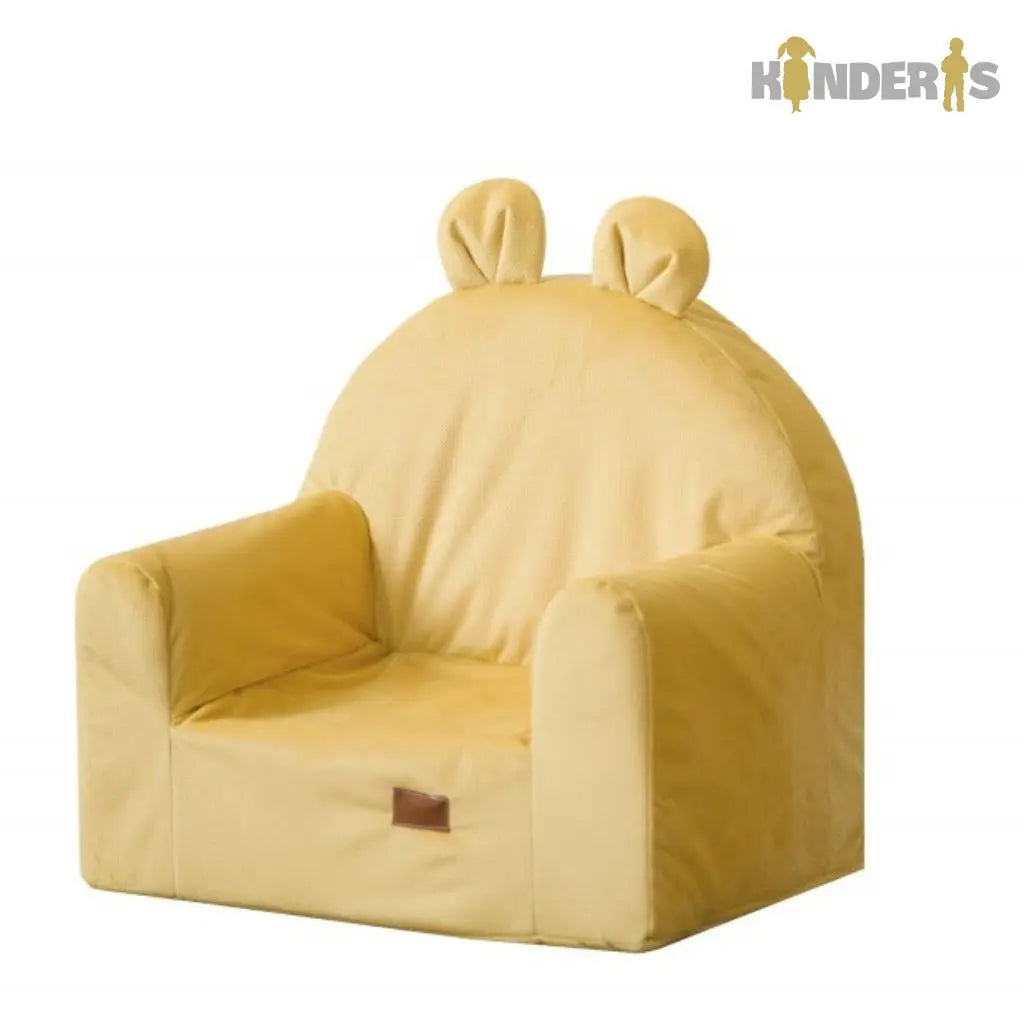 geltonos spalvos aksominis fotelis vaiko kambaryje
