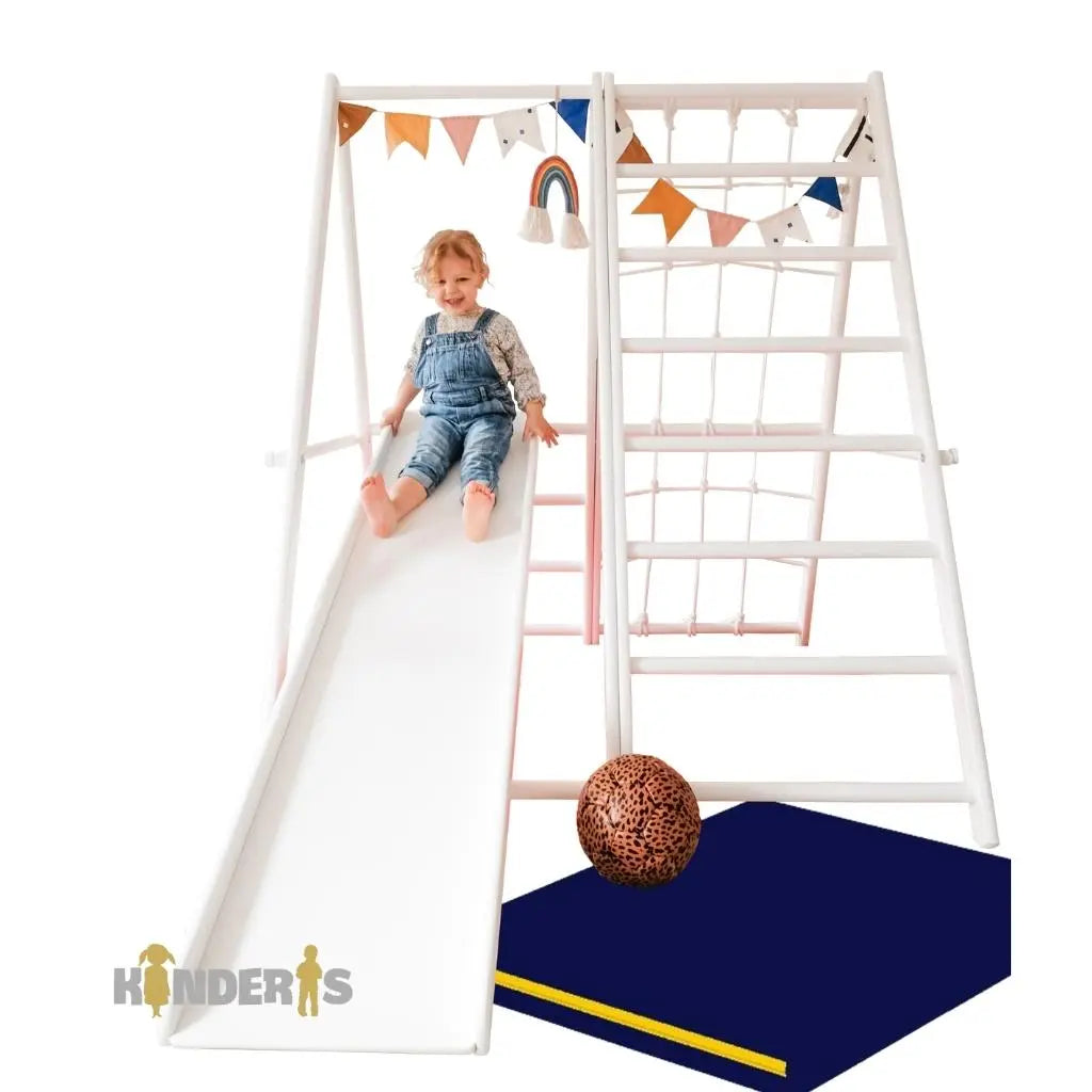 vaikai zaidziantys ant medines zaidimu aiksteles