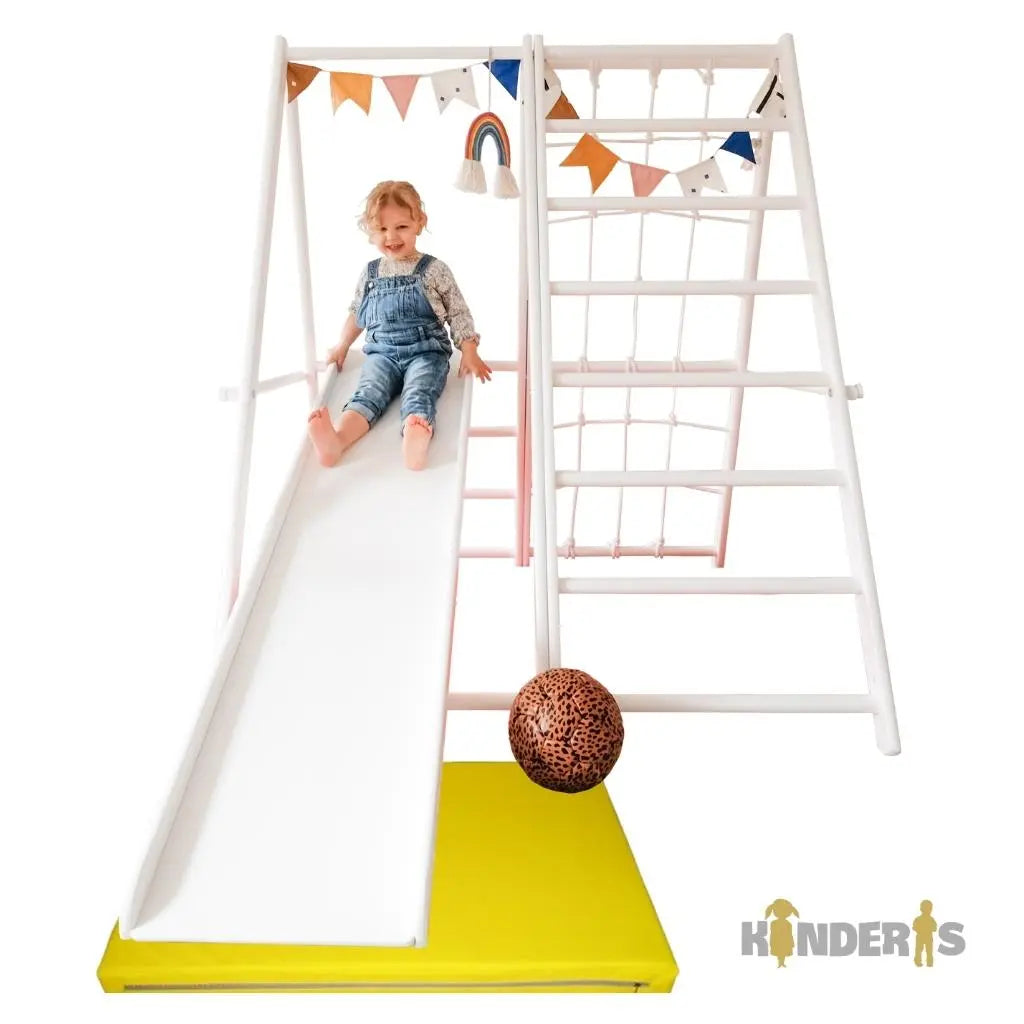 vaikai zaidziantys ant medines zaidimu aiksteles