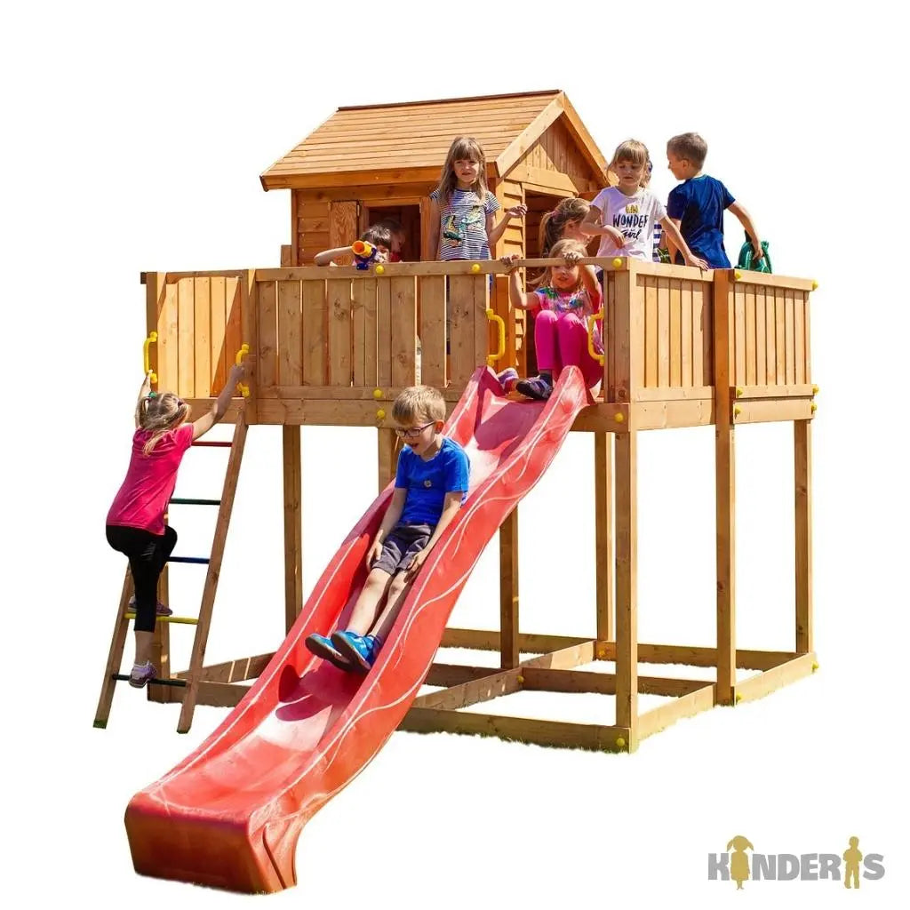 medine lauko zaidimu aikstele kuri yra pastatyta kieme