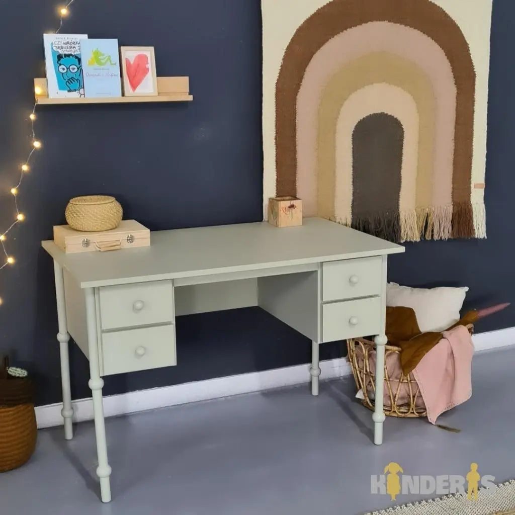 rasomasis stalas su stalciais vaiku kambaryje