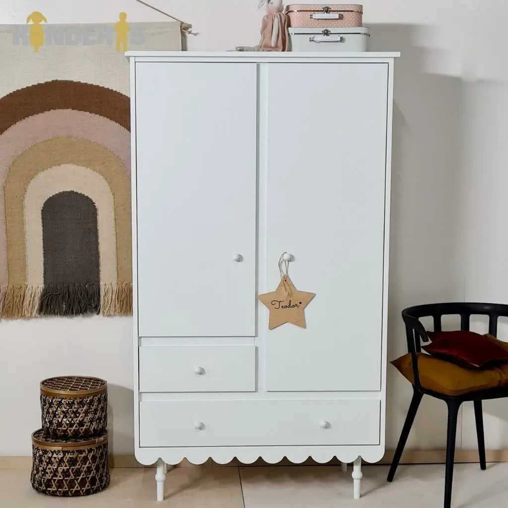 rubu spinta su skirtingais stalciu dydziais pastatyta vaiku kambaryje