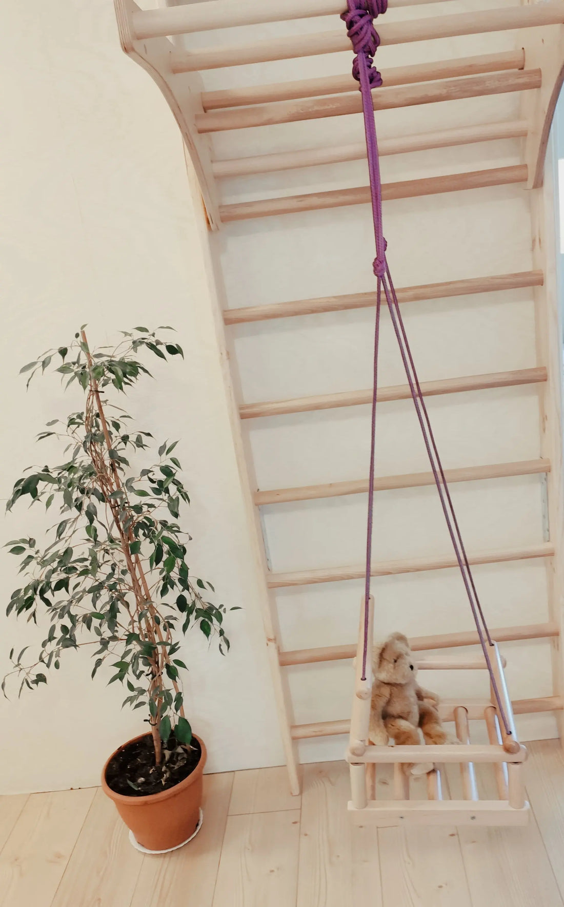 medine laipyniu sienele ant kurios yra vaikas