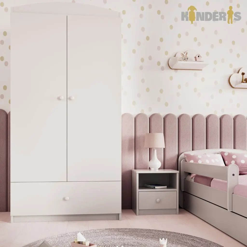 vaikiska balta spinta su skirtingais stalciais vaiku kambaryje