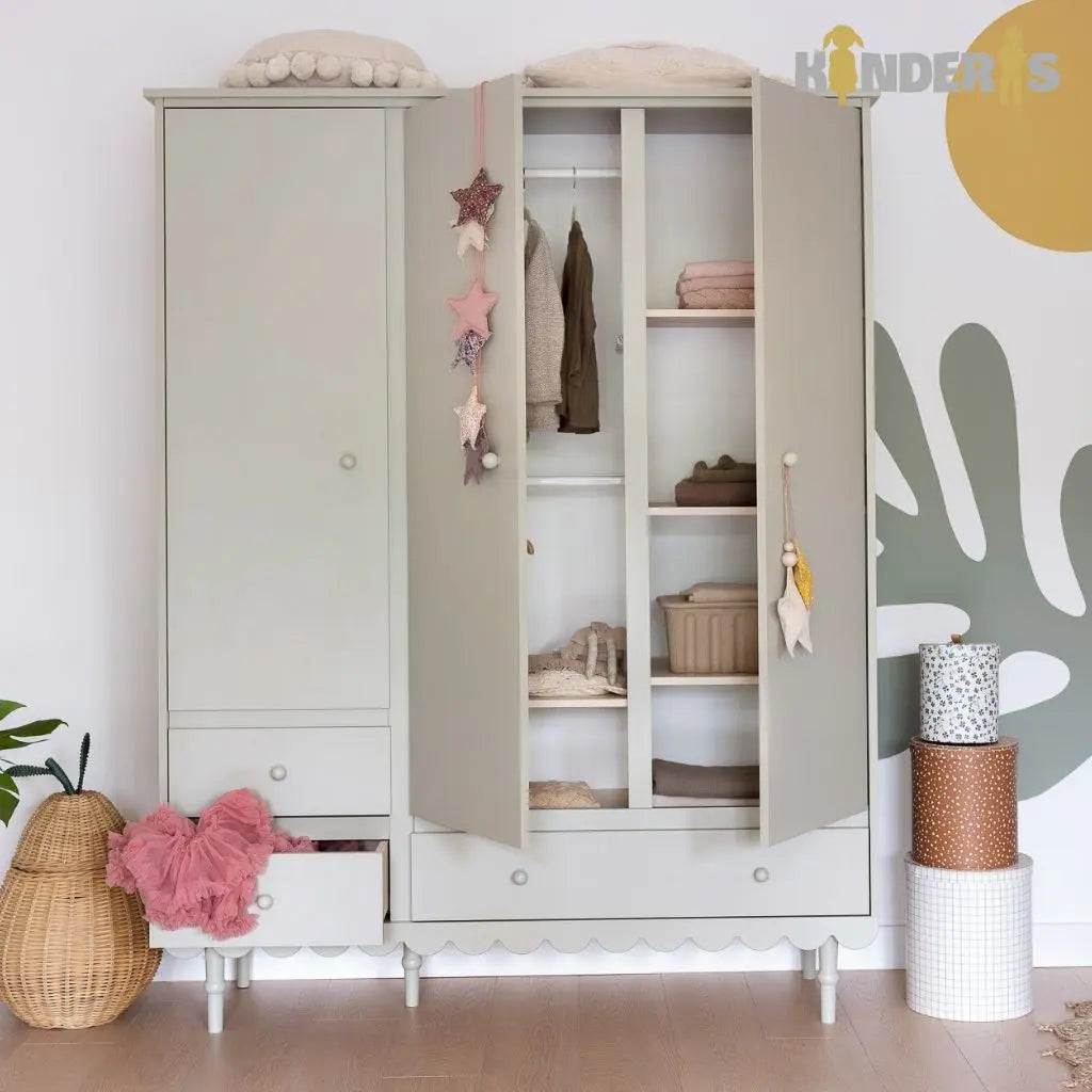 triju duru spinta su skirtingais stalciais ir lentynomis pastatyta vaiko kambaryje