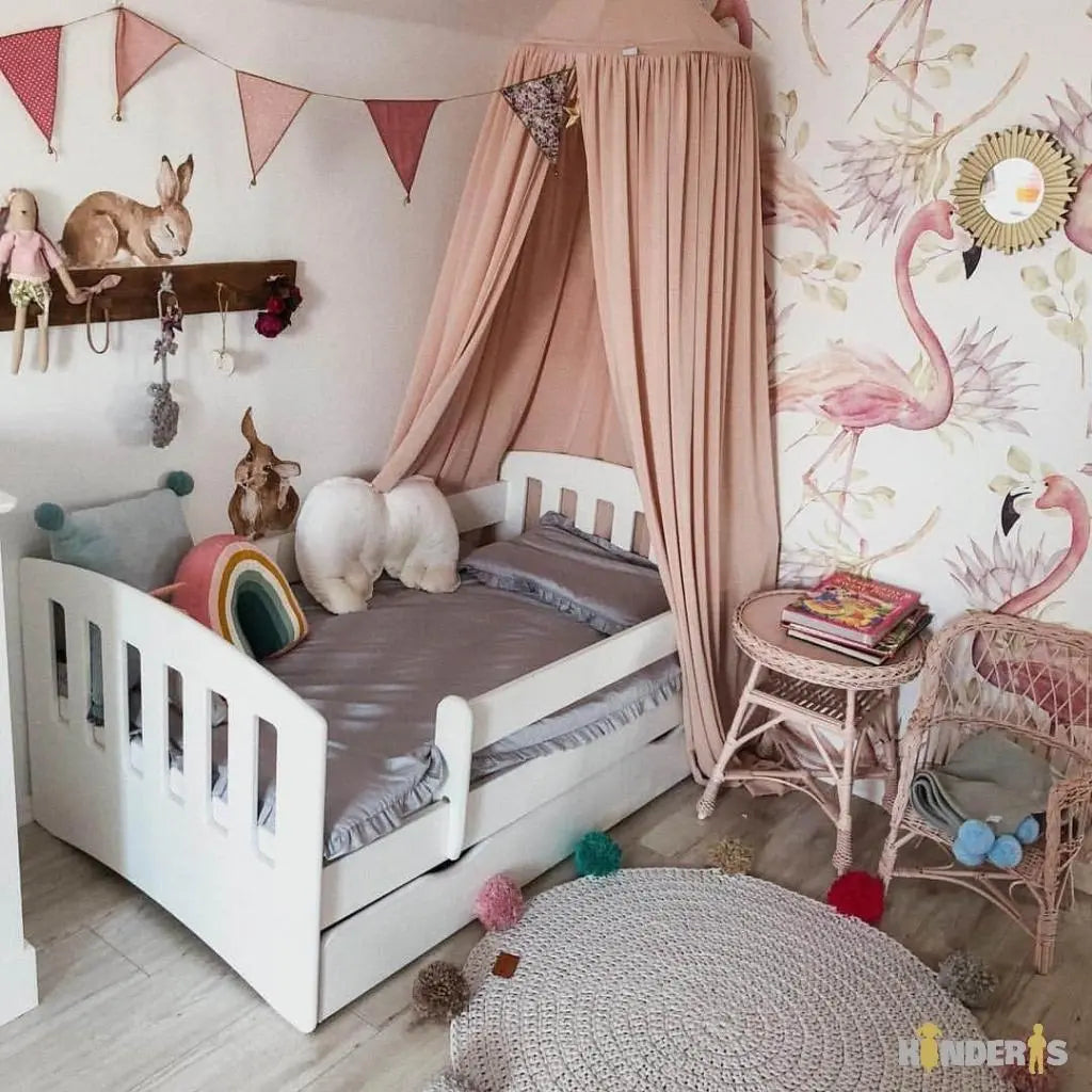 vaikiska lova su placiu istraukiamu stalciumi pastatyta vaiku kambaryje