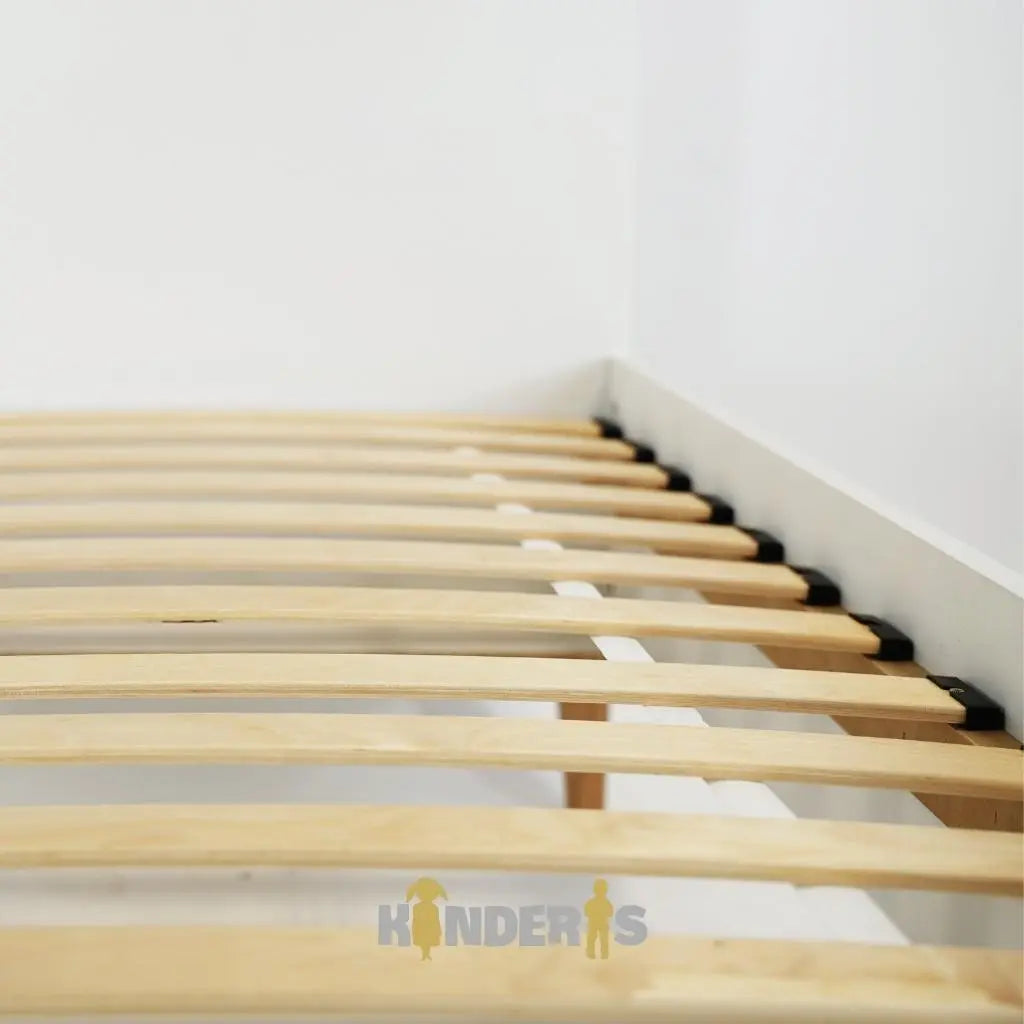 vaiko lova pastatyta vaiko kambaryje