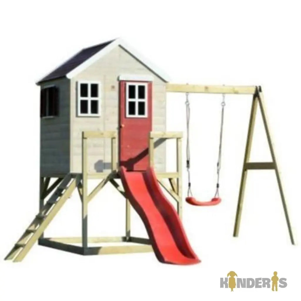 medinis zaidimu namelis pastatytas kieme