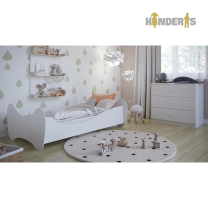 vaikiska lova vaiko kambaryje su papildomais stalciais 