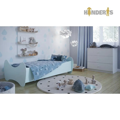 vaikiska lova vaiko kambaryje su papildomais stalciais 
